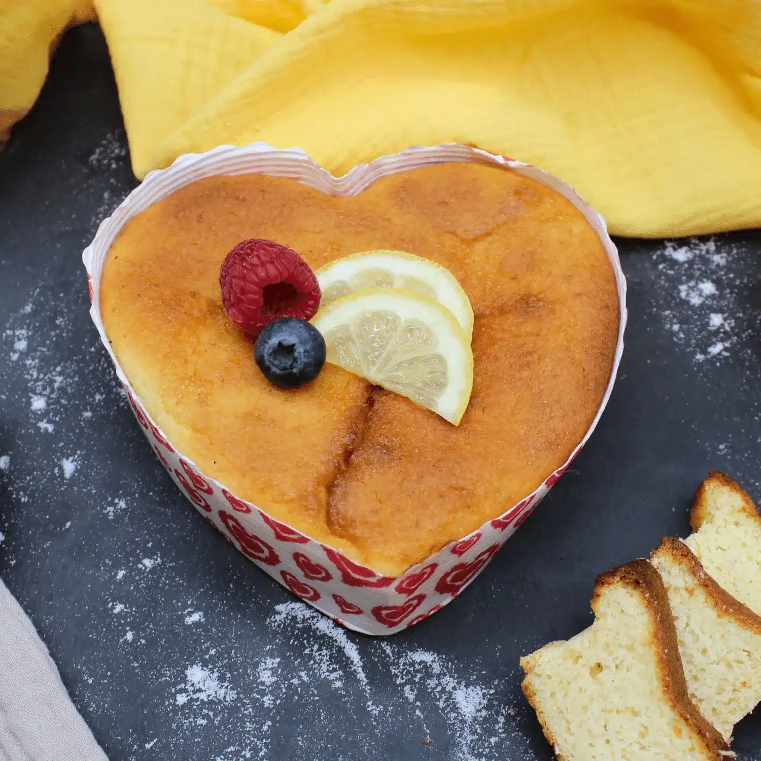 10351_zitronenkuchen-herzform-umgebungwebp_1920x1920 torta AL limone